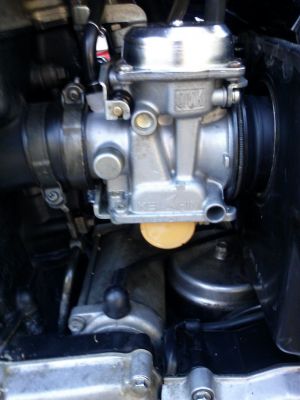 Kawasaki 454 LTD (1986) left Kiehin carb float bowl removed
Had to replace the float bowl gasket. Was able to do it in place. You can also measure the float height this way. Adjusting it might be a little effort. Luckily it was perfect.
Keywords: Kawasaki 454 LTD (1986)
